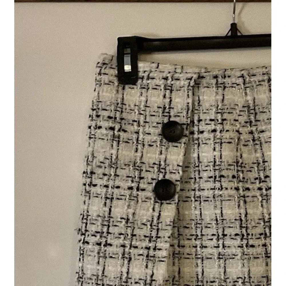 Shein Women's Mini Skirt Size Medium Black And White‎